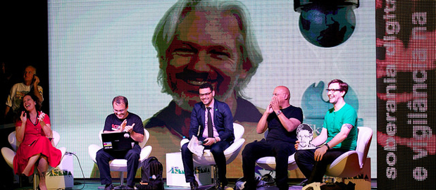 Com presença de Assange, vigilância e espionagem são temas na #ArenaNETmundial
