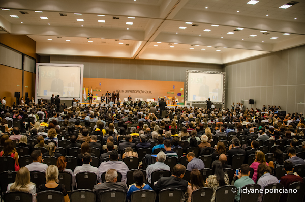 Abertura da Arena da participação social com auditório lotado